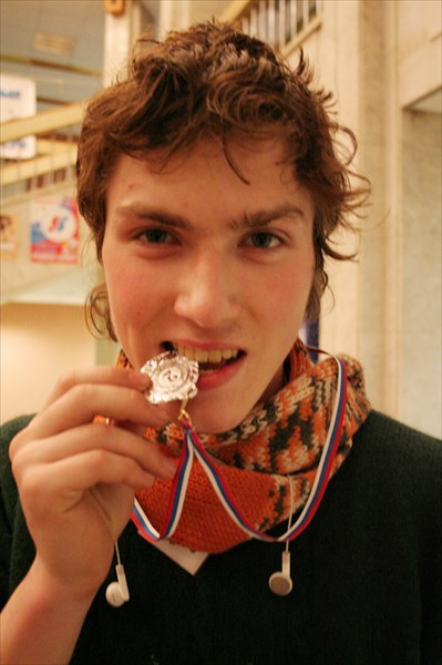 Андрей Суржиков грызет медаль