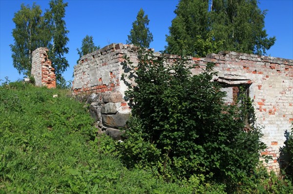 Развалины около монастыря Александра Свирского