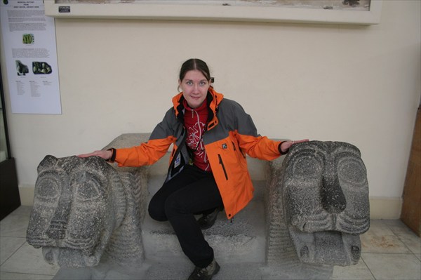 Катя с каменными зверями