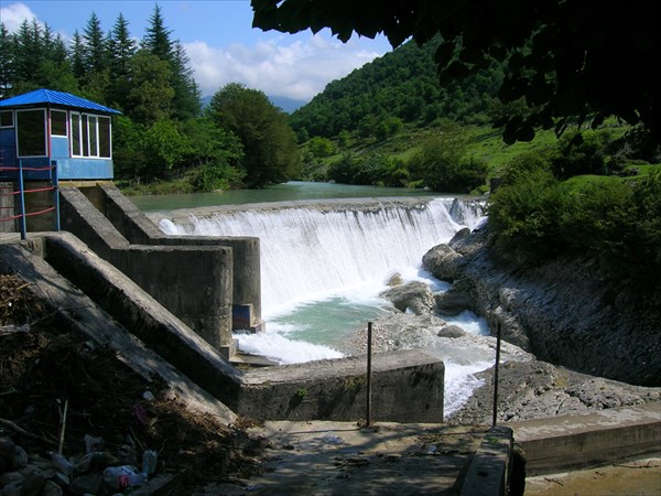 Водопад-плотина в Мартвили