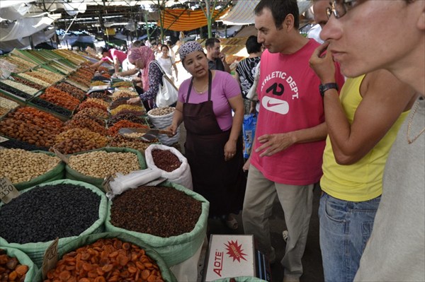 На Ошском рынке с Тахиром.