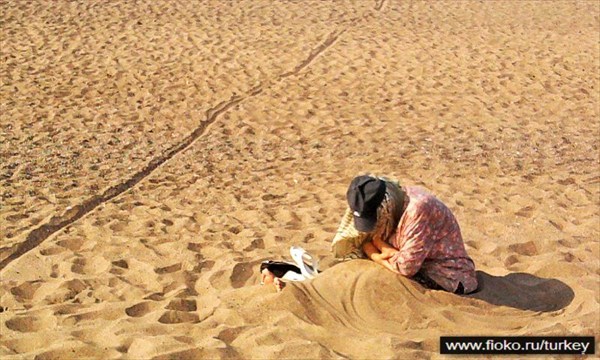 Женщина на песке