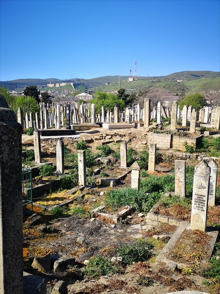 Очень древнее кладбище Кырхляр в центре города