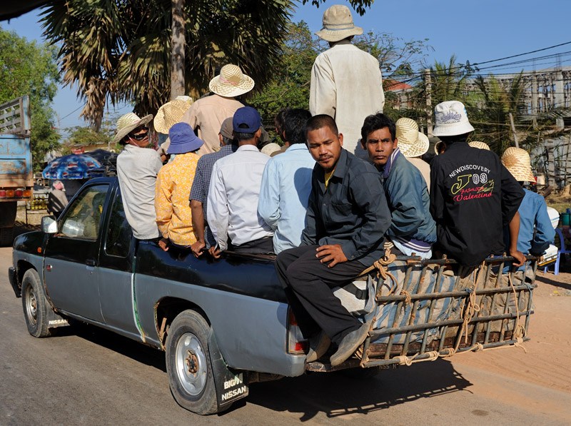 Пикап людей. Самый популярный автомобиль в Камбодже. Фото пикапа в Камбодже. Камбоджийцы на лодке в шляпе.