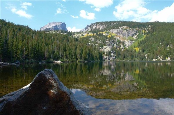 BEAR LAKE.Прозрачная вода.Видны коряги и брёвна на дне.