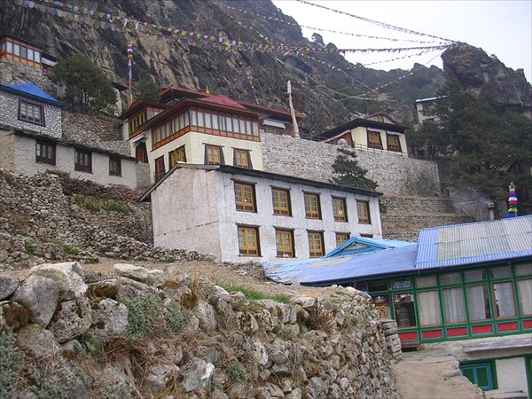 монастырь в Тхаме