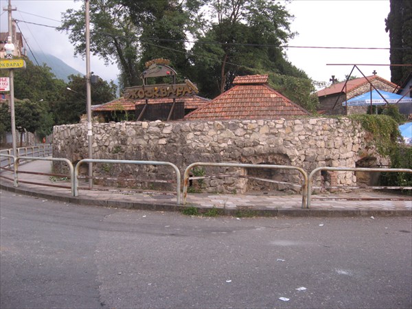 Крепость Аббата, остатки верха стены, остальные метры засыпаны