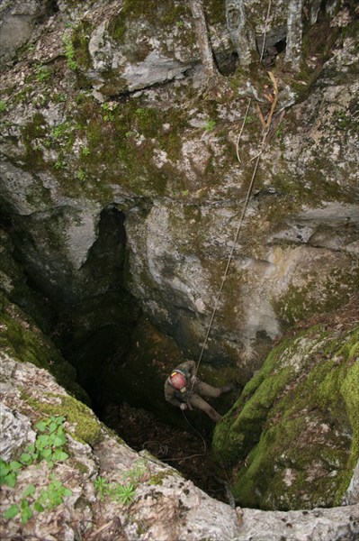 Спуск в неизвестную пещеру