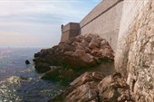 Камни у стен Дубровника, на которых мы купались