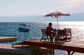Уютные кафешки Охрида, стоят непосредственно на озере
