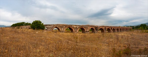 Римский акведук. Точнее его половина.