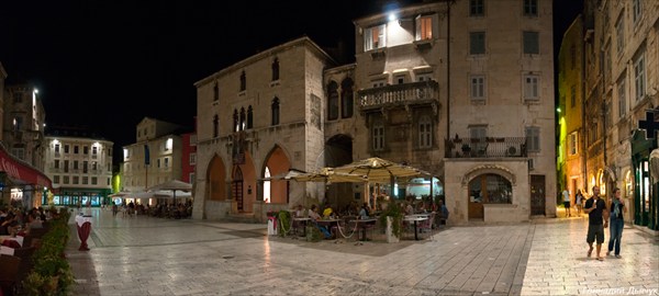 Площадь с кафешками внутри дворца Диоклетиана