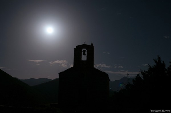 Святи церква в лунном свете