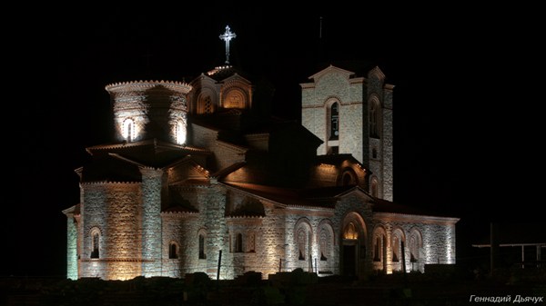 Храм Климента и Пантелеймона при ночном освещении