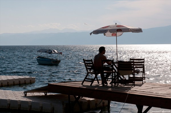 Уютные кафешки Охрида, стоят непосредственно на озере