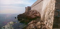 Камни у стен Дубровника, на которых мы купались