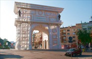 Скопье. Триумфальная арка нового государства.