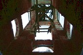 Вид снизу вверх в колокольне заброшенной церкви