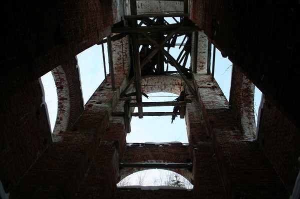 Вид снизу вверх в колокольне заброшенной церкви
