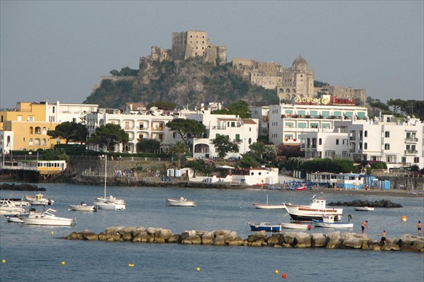 Вид с моря на припортовую часть о. Искья и крепость Арагонезе