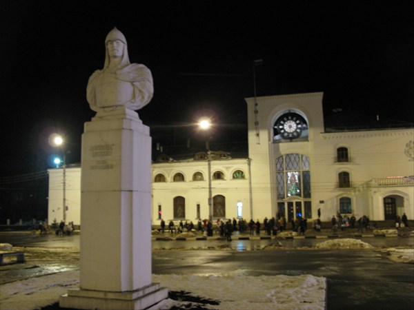 Вокзал и памятник Александру Невскому