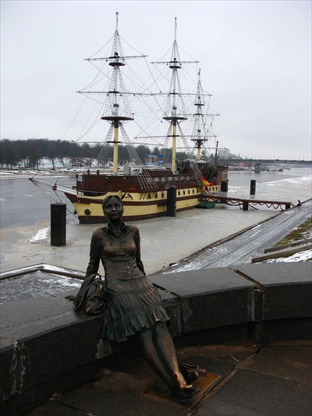 Скульптура "Уставшая туристка" 2009