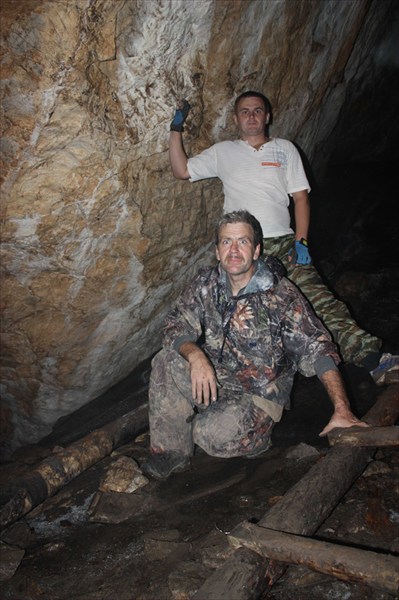 Спуск в пещеру Ледовую.