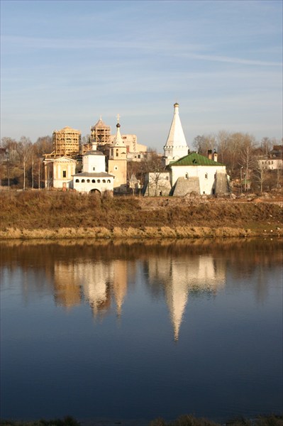 монастырь в Старице на берегу Волги