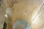 Экзонартекс, внешняя паперть, мраморной отделки здесь нет.