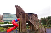 Троянский конь на детской площадке.