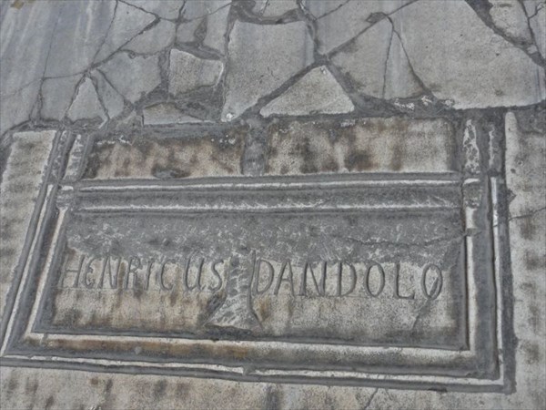 Под плитой с латинской надписью "Henricus Dandolo"