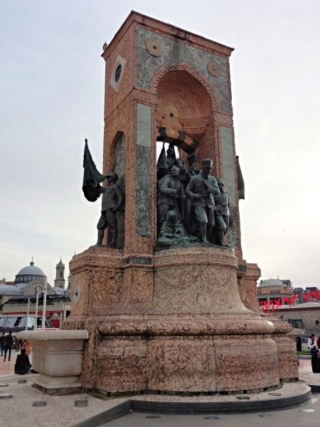 12-метровый монумент «Республика» (Cumhuriyet An?t?)