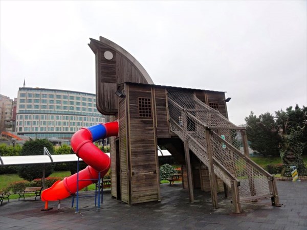 Троянский конь на детской площадке.