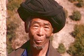 Дедушка в нетипичном для тибетцев головном уборе