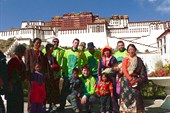 Тибетцы провожают нас в поход