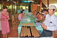 Мини-фабрика по изготовлению кокосовых конфет возле Сайгона.