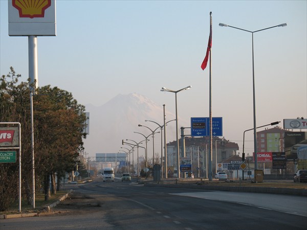 Город Аксарай. Вид на гору Хасандаг