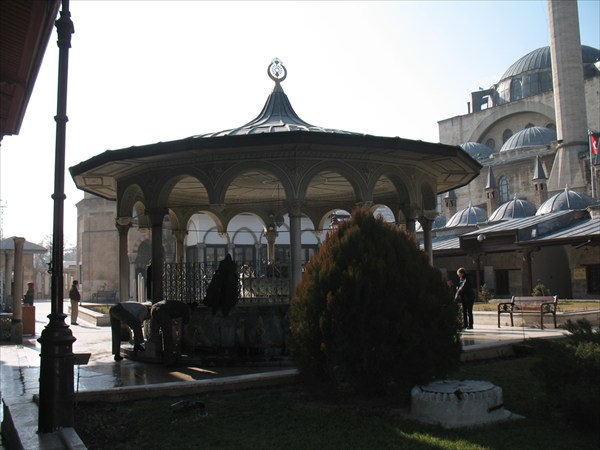 Во внутреннем дворе комплекса