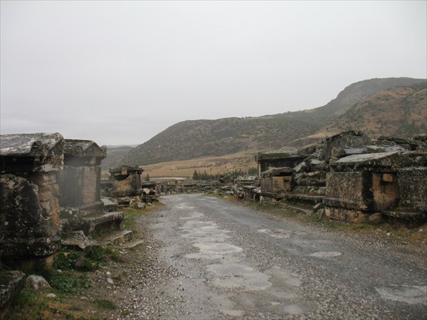 Дорога через античное кладбище