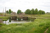 Деревянный мост в ручье (деревня Энгозеро)