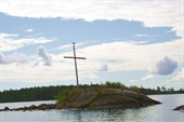 Остров с крестом и чайкой на нем:)