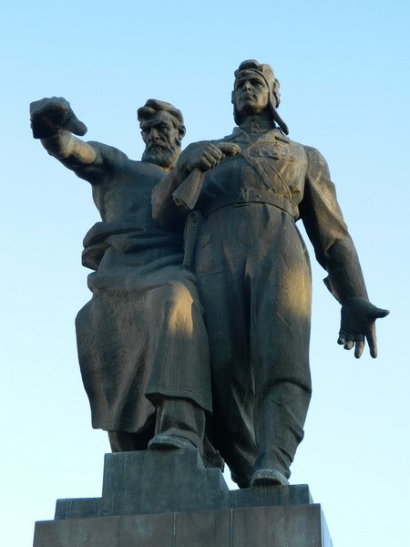 Памятник на вокзальной площади Е-бурга.