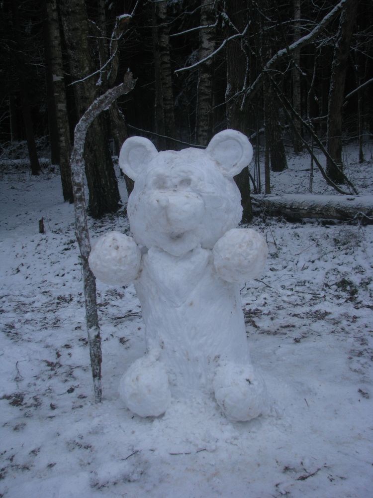 Игра мишки снежные мишки. Медведь из снега. Медвежонок из снега. Фигуры из снега медведь. Снеговик медведь из снега.