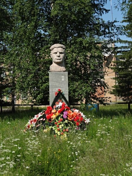 Памятник Герою Советского Союза Черепанову