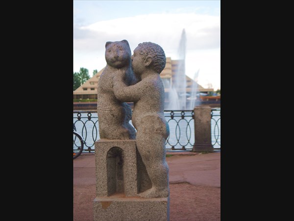 Скульптура "мальчик с кошкой"
