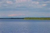 Озеро Канозеро, вид на Хибины