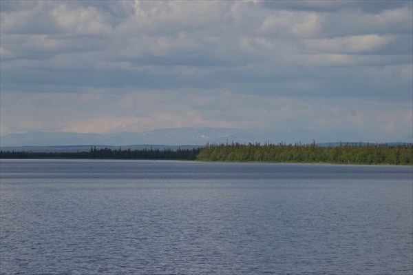 Озеро Канозеро, вид на Хибины