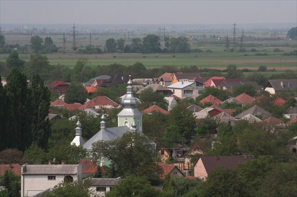 черепичные крыши домов в Мукачево.