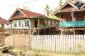 Дома на сваях в деревне