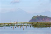 Вдалеке видно вулкан на острове Ломбок